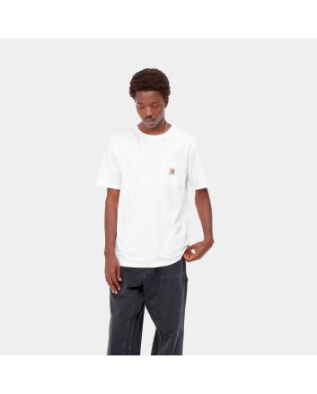 Hombre con camiseta de manga corta con bolsillo Carhartt WIP Pocket T-Shirt blanca