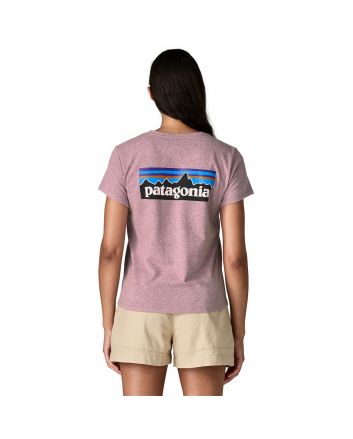 Mujer con Camiseta Patagonia P-6 Logo Responsibili-Tee Violeta