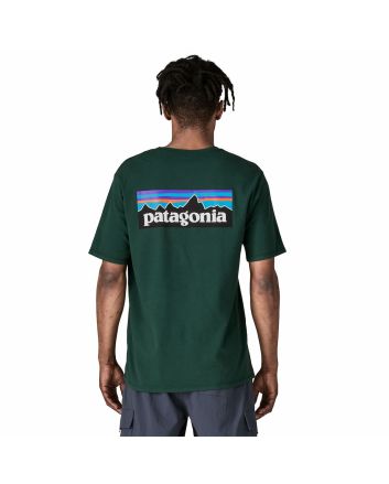 Hombre con Camiseta Patagonia P-6 Logo Responsibili-Tee Cascade Green