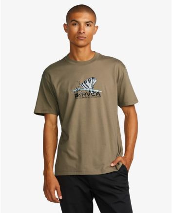 Hombre con camiseta de manga corta RVCA Natural Science Coyote con estampado de mariposa sobre un alambre de púas
