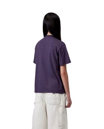 Mujer con camiseta Carhartt WIP Script Embroidery morada con logo bordado en beige 