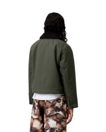 Mujer con Cazadora Carhartt WIP W' Newkirk Jacket verde con estampado interior de perro