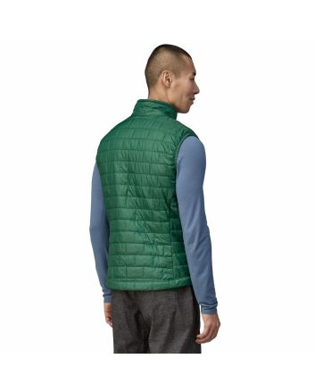 Hombre con chaleco acolchado e impermeable plegable Patagonia Nano Puff Vest Verde