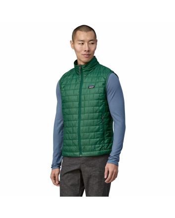Hombre con chaleco acolchado e impermeable plegable Patagonia Nano Puff Vest Verde