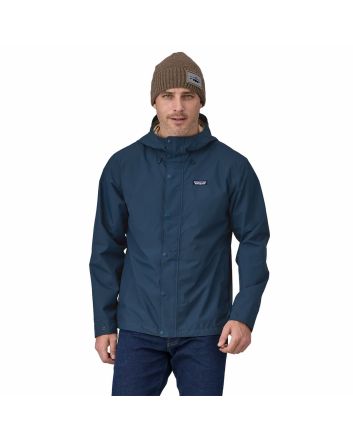 Hombre con chaqueta impermeable Patagonia Jackson Glacier Rain Jacket Azul Tidepool