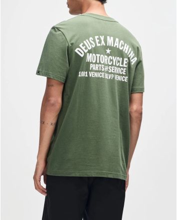 Hombre con Camiseta Deus Venice Address Verde Pino 