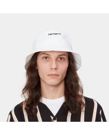 Hombre con sombero de pescador Carhartt WIP Script Bucket blanco 