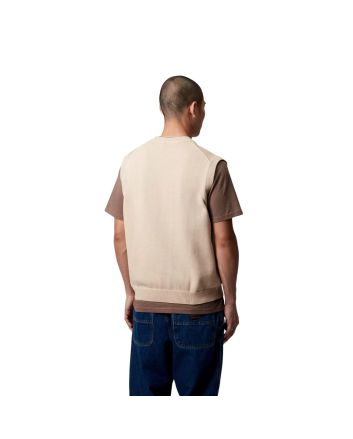 Hombre con Chaleco Carhartt WIP Madison Vest Sweater color beige flor de sal con el logo en negro 