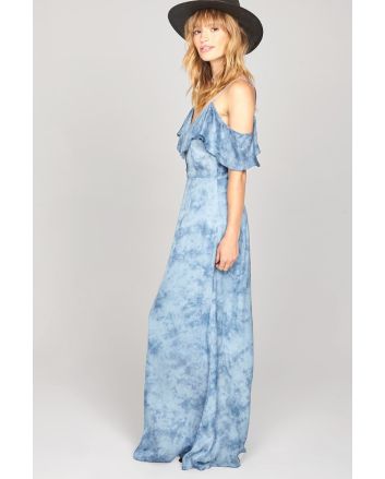 Mujer con maxivestido Amuse Society Lost Paradise azul 