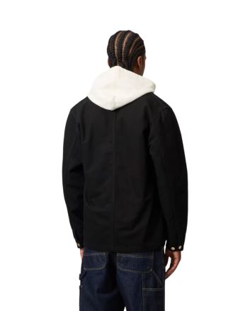Hombre con chaqueta Carhartt WIP Michigan Coat negra
