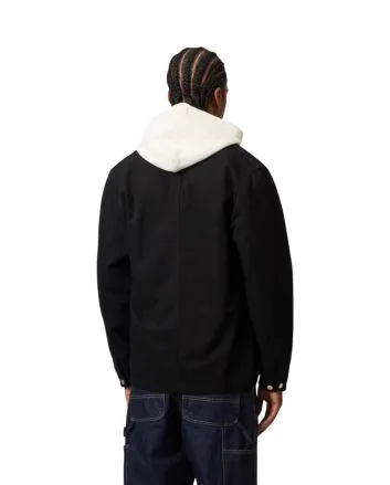 Hombre con chaqueta Carhartt WIP Michigan Coat negra