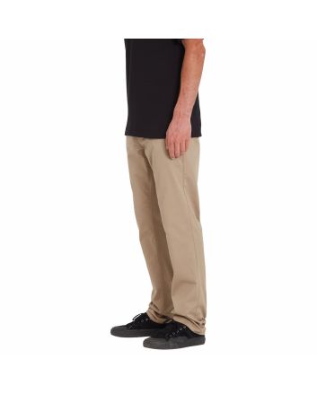 Hombre con pantalones tipo chino Volcom Frickin Modern Stretch caqui