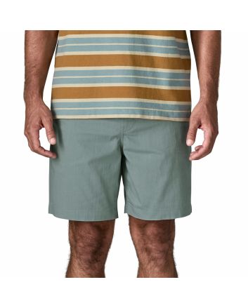 Hombre con bermudas Patagonia Nomader Volley 7in Blue Sage
