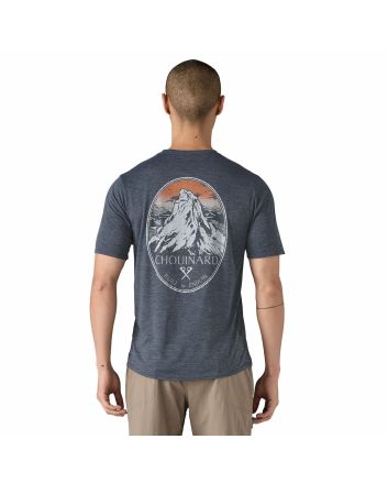 Hombre con con camiseta técnica Patagonia Capilene Cool Daily azul con gráfico Chouinard Crest grande