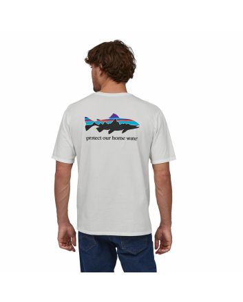 Hombre con con camiseta orgánica Patagonia blanca Home Water Trout y gráfico trucha en la espalda