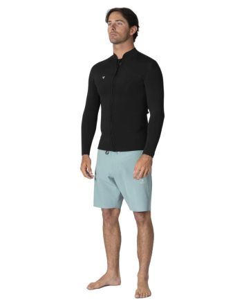 Hombre con Chaqueta de neopreno Vissla Solid Sets 2mm con cremallera frontal en color negro Black 2
