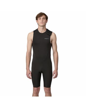 Hombre con traje de surf corto Patagonia Yulex Regulator Lite Short John negro 2mm