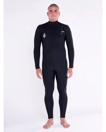Hombre con Traje de Neopreno Volcom Modulator 4/3mm con cremallera en el pecho negro