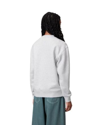 Mujer con con sudadera Carhartt WIP gris jaspeado y logotipo bordado azul